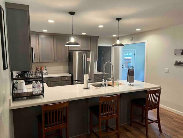 Fridge, microwave, oven, stovetop - HUGE house across st from GC railway- hot tub (Williams)