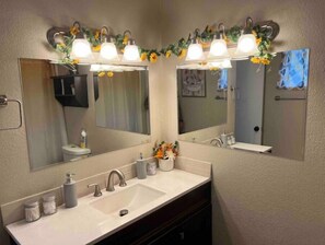 Shower, hair dryer, towels, soap - HUGE house across st from GC railway- hot tub (Williams)