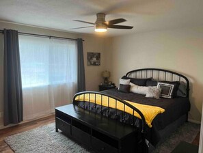 4 bedrooms, iron/ironing board, free WiFi, bed sheets - HUGE house across st from GC railway- hot tub (Williams)