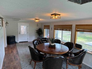 Dining - HUGE house across st from GC railway- hot tub (Williams)