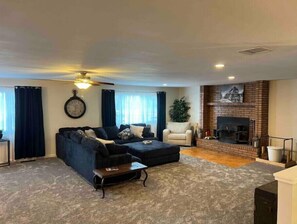 Smart TV, fireplace, video games, books - HUGE house across st from GC railway- hot tub (Williams)