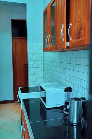 Private kitchen - Perfect Gateway minute walk to a major Hotel (Dar es Salaam)