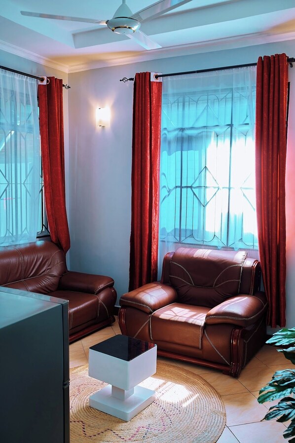Living area - Perfect Gateway minute walk to a major Hotel (Dar es Salaam)