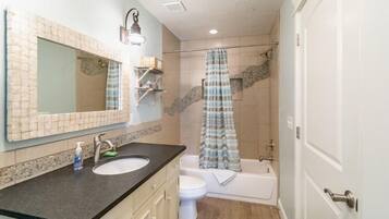 Un baño con lavabo, inodoro y bañera.