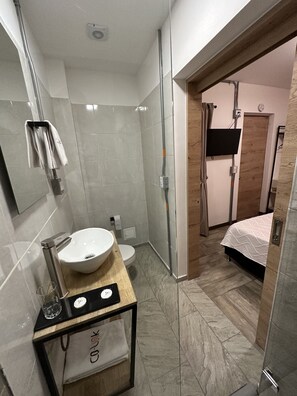 Doppia Standard, 1 letto matrimoniale, bagno privato | Bagno | Doccia, soffione a pioggia, set di cortesia gratuito, asciugacapelli