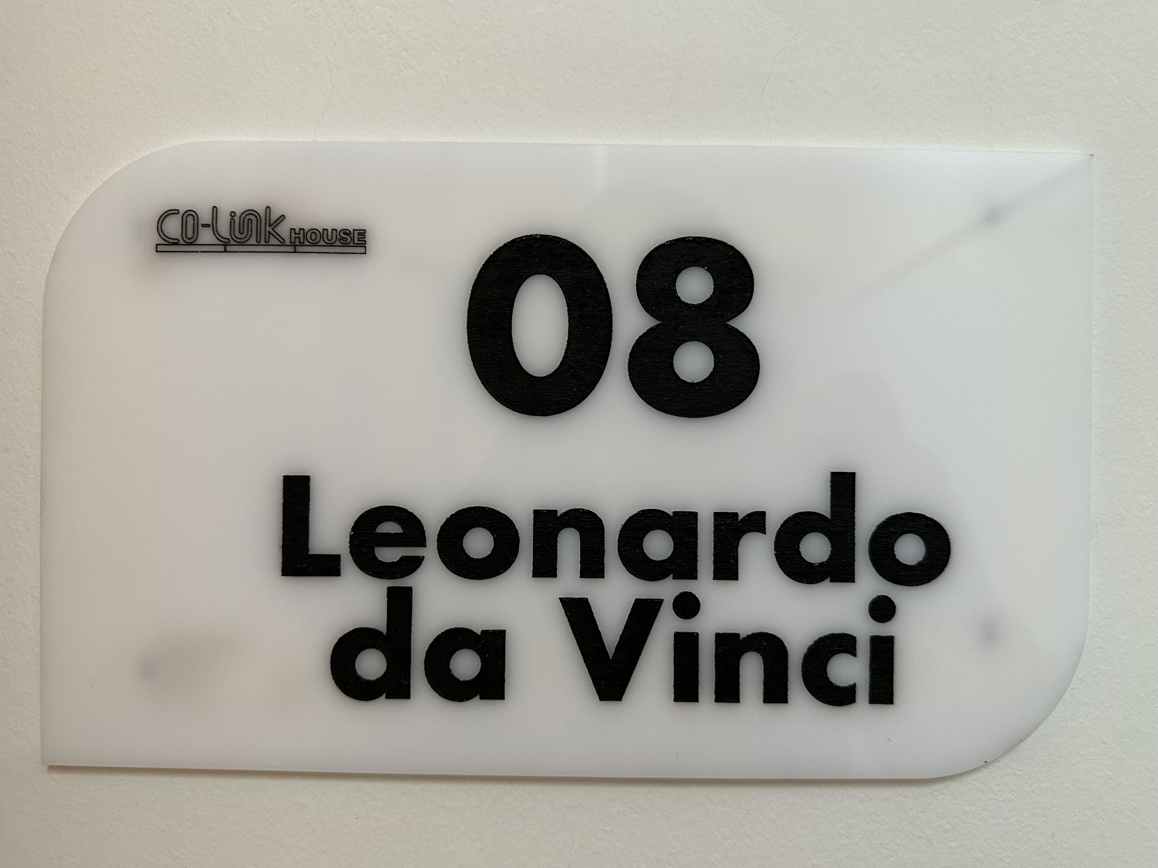 A sign with the number 08 and the name Leonardo da Vinci.