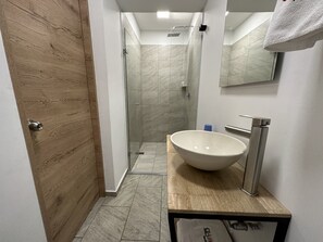 Habitació doble Comfort, 1 llit de matrimoni, bany privat, vistes a la ciutat | Bany | Dutxa, capçal de dutxa tipus cascada i articles de tocador gratuïts 