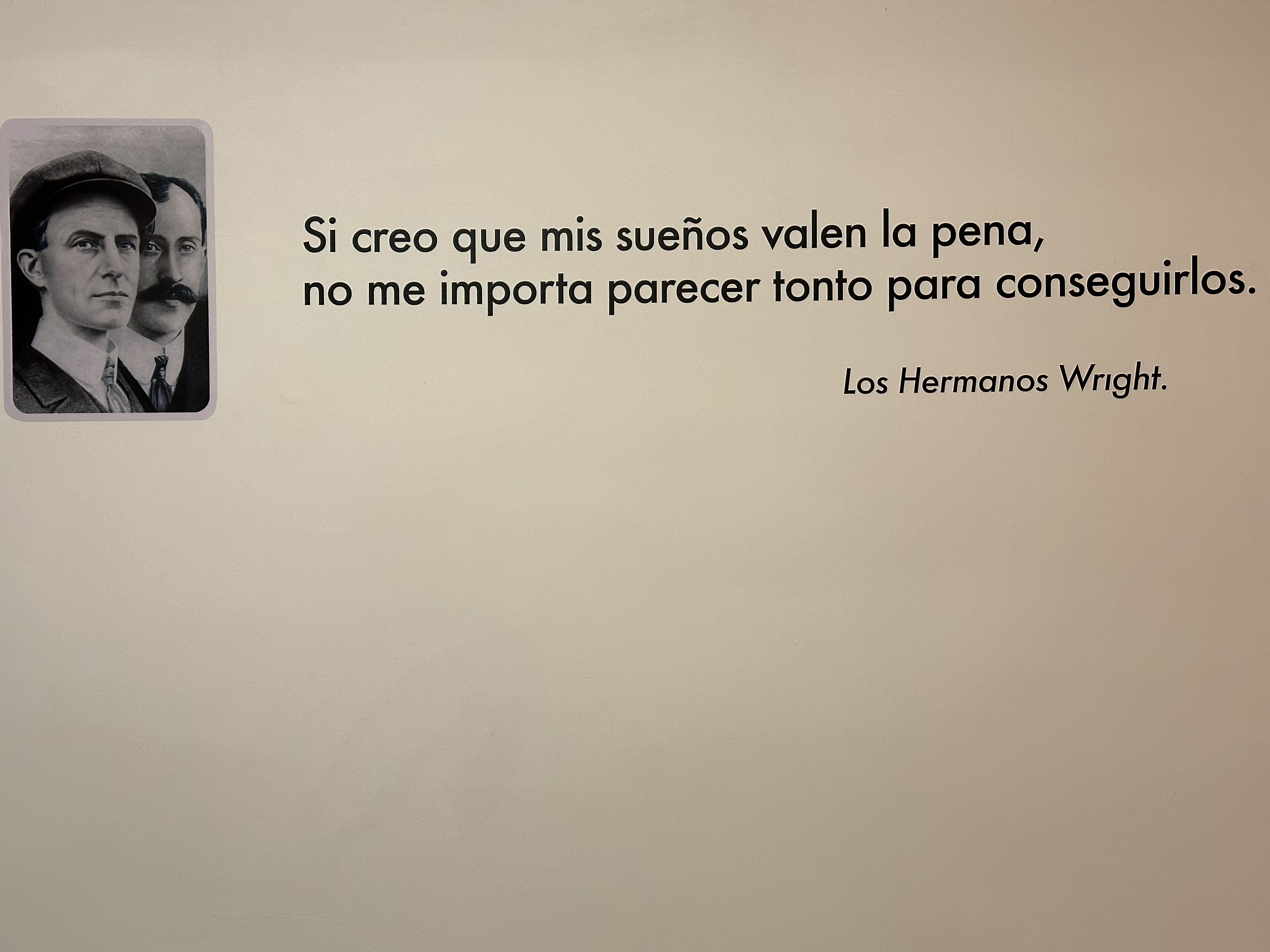 Une citation des frères Wright sur un fond uni.