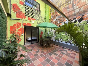 スタンダード スタジオ ダブルベッド 1 台 専用バスルーム | リビング エリア | 40 インチのスマートテレビ (デジタル放送視聴可)、Netflix、ストリーミングサービス