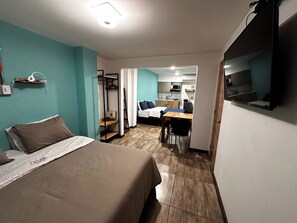 スタンダード スタジオ クイーンベッド 2 台 専用バスルーム | セーフティボックス (室内)、ノートパソコン用作業スペース、WiFi (無料)、ベッドシーツ