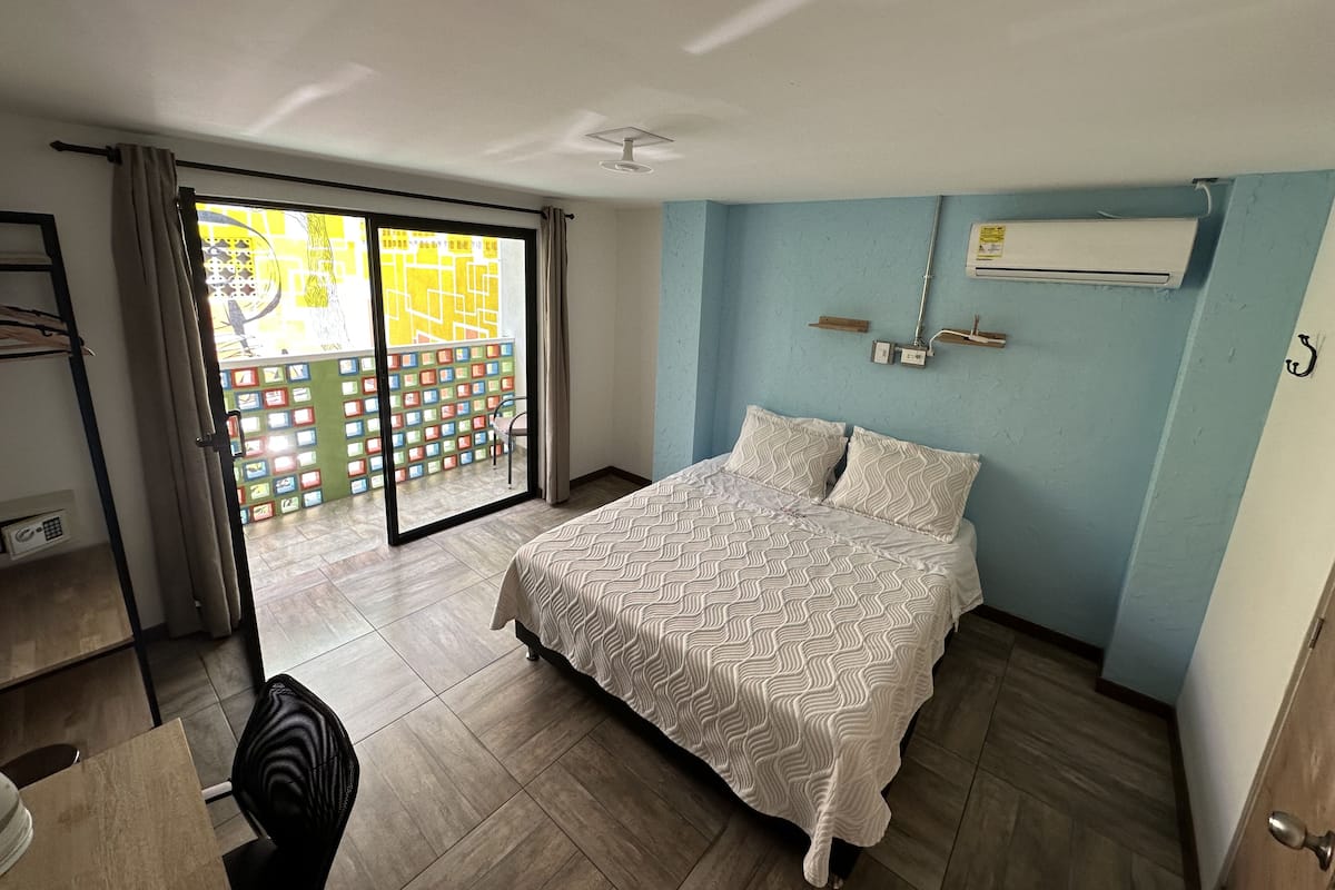 Doppia Comfort, 1 letto queen, bagno privato, vista cortile | Una cassaforte in camera, postazione laptop, Wi-Fi gratuito, lenzuola