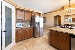 Refrigerador, microondas, horno, placa de cocina