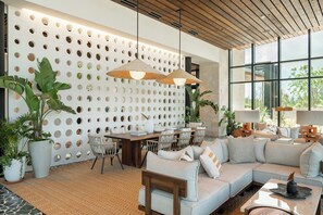 Exterior - Hotel Indigo Grand Cayman by IHG (Seven Mile Beach)