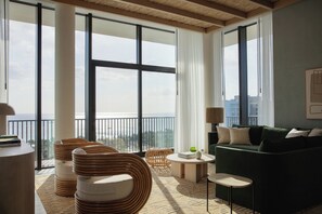 Màn/rèm cản sáng, bàn ủi/dụng cụ ủi quần áo 