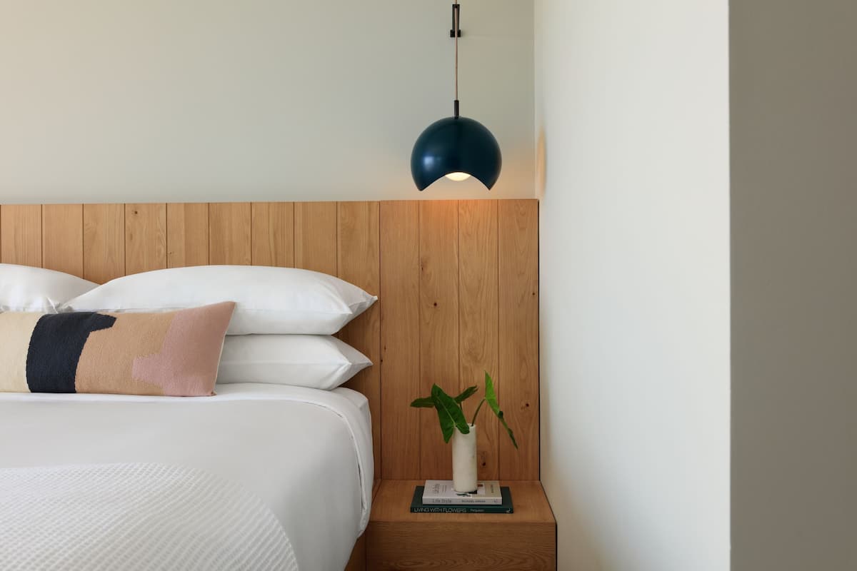 1 dormitorio, cortinas opacas, tabla de planchar con plancha