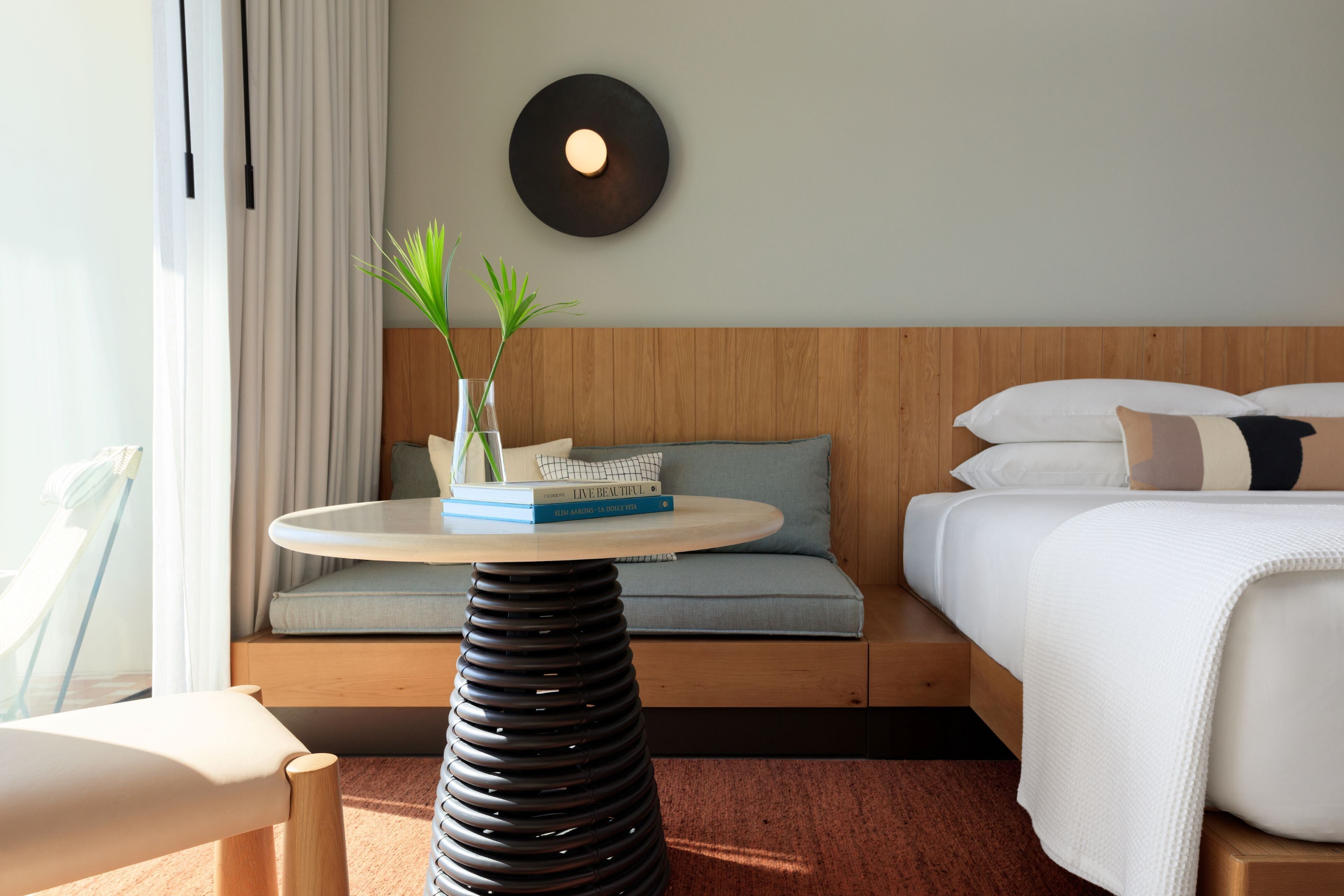 Habitación estándar, 1 cama King size, vista al puerto | Cortinas blackout, tabla de planchar con plancha y wifi gratis 