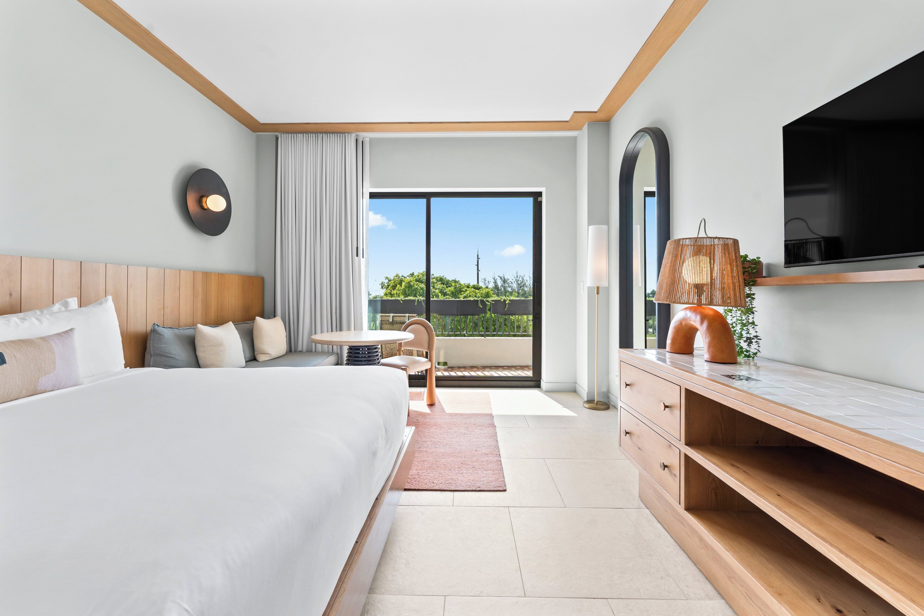 Minibar, cortinas blackout, tabla de planchar con plancha y wifi gratis 