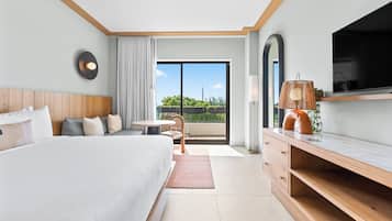 Minibar, cortinas blackout, tabla de planchar con plancha y wifi gratis