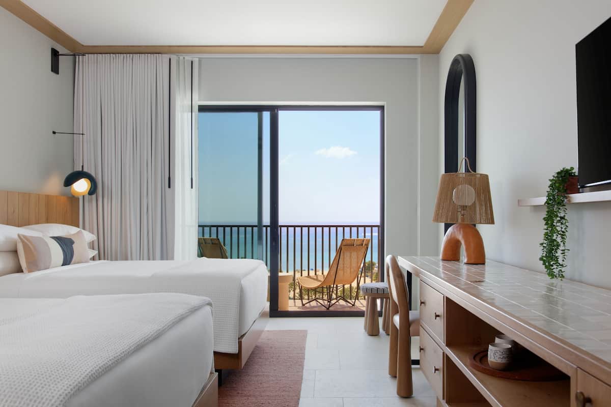 Habitación Premium, 2 camas de matrimonio, vistas al mar | 1 dormitorio, cortinas opacas, tabla de planchar con plancha