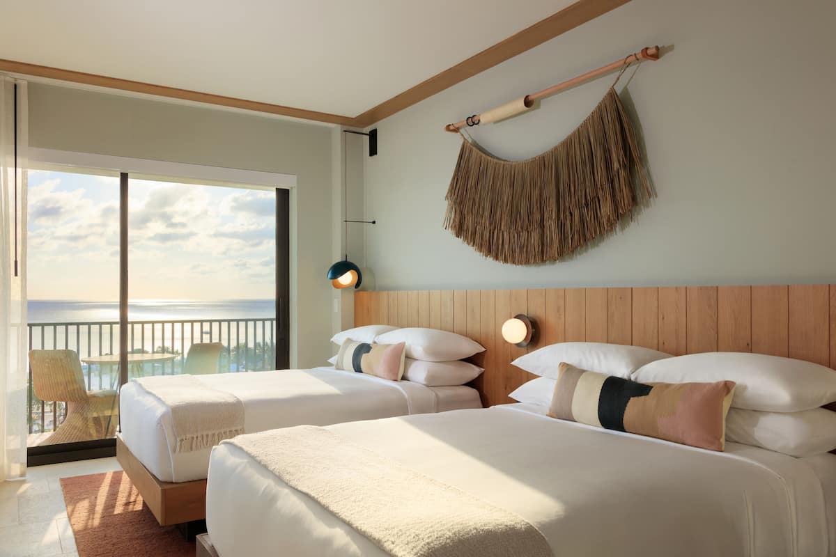 Habitación estándar, 2 camas de matrimonio, vistas al puerto | 1 dormitorio, cortinas opacas, tabla de planchar con plancha