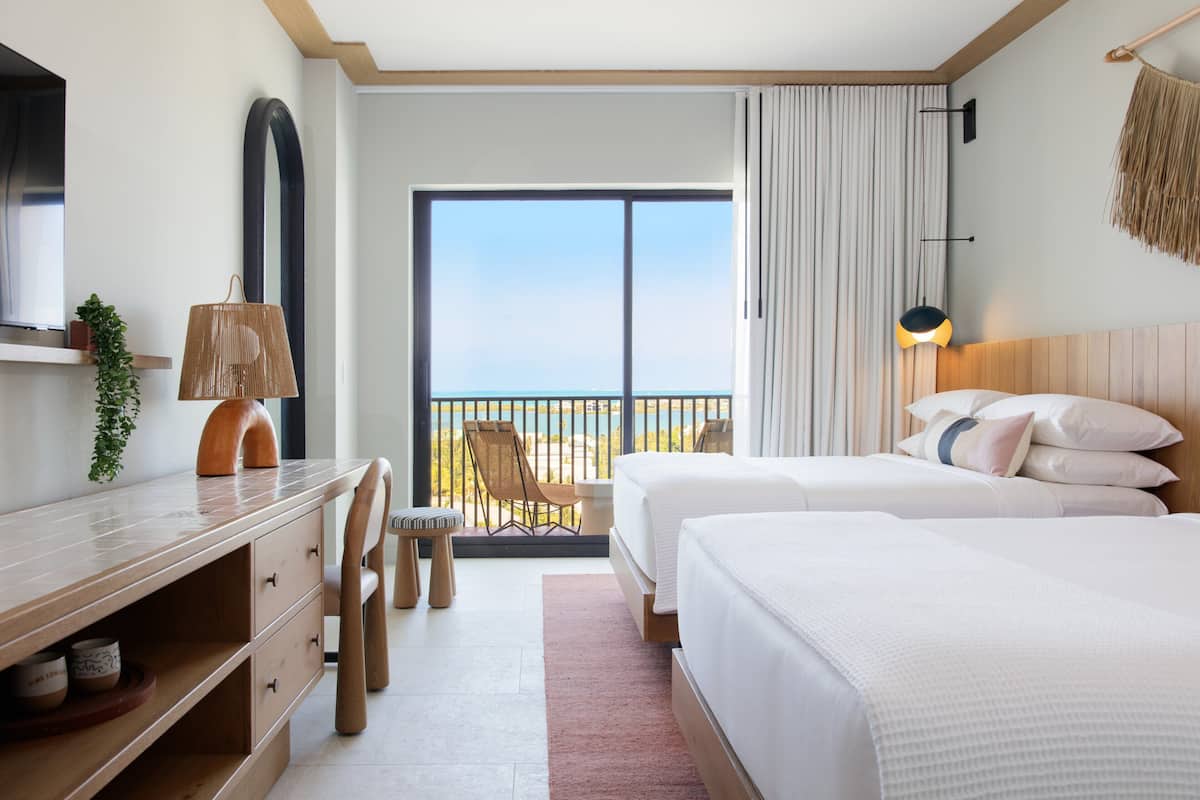 Habitació estàndard, 2 llits de matrimoni, vistes al port | Minibar, cortines opaques, planxa i posts de planxar i wifi gratuïta