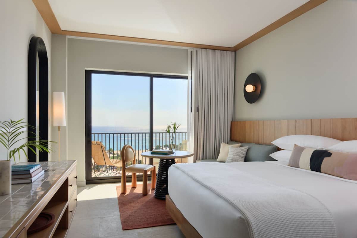Habitación estándar, 1 cama de matrimonio grande, vistas al puerto | 1 dormitorio, cortinas opacas, tabla de planchar con plancha