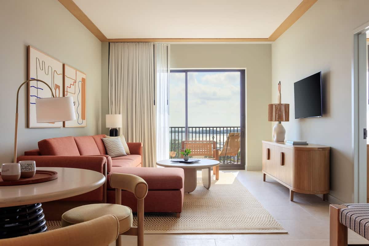 Suíte, 1 quarto, vista para o porto | 1 quarto, cortinas blackout, ferros/tábuas de passar roupa