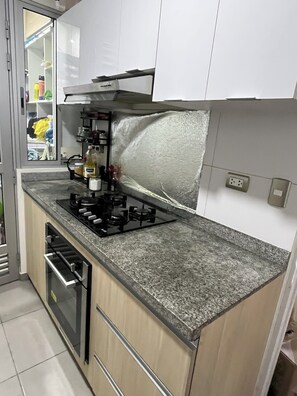 Kjøleskap, mikrobølgeovn, ovn og kokeplater