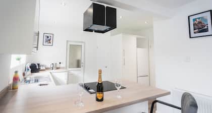 Comfy Spacious Home Near Preston City Centre - Sleeps 7