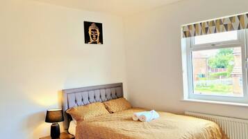 3 bedrooms, desk, free WiFi, bed sheets