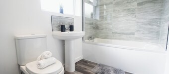 Comfy Spacious Home Near Preston City Centre - Sleeps 7