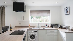 雪櫃、微波爐、焗爐、爐具