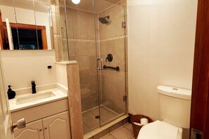 Chuveiro, secador de cabelo, toalhas de banho, sabonete