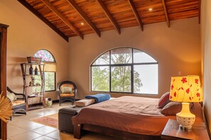 3 chambres, coffres-forts dans les chambres, fer et planche à repasser