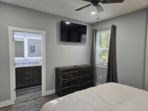 6 bedrooms, desk, iron/ironing board, free WiFi