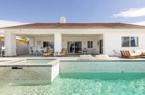 Spacious Home Stunning Sunset & Mountain Views Private Pool & Spa Family Fun  