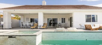 Spacious Home Stunning Sunset & Mountain Views Private Pool & Spa Family Fun  