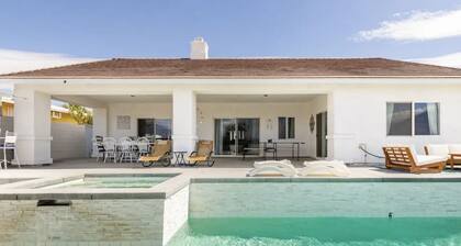 Spacious Home Stunning Sunset & Mountain Views Private Pool & Spa Family Fun