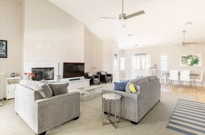 Una Smart TV, una chimenea, una mesa de tenis de mesa, libros