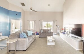 Una Smart TV, una chimenea, una mesa de tenis de mesa, libros