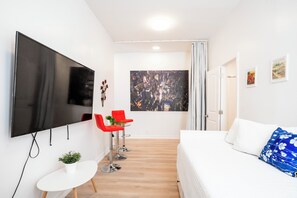 3 bedrooms, desk, iron/ironing board, travel cot - Brand New! Luxury 1-2 Bedroom/Laundry!Free Parking (Queens)