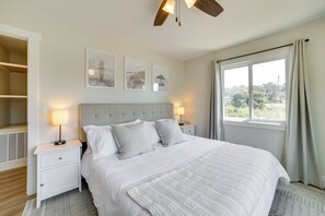 4 bedrooms, desk, iron/ironing board, travel cot - Pet-Friendly Monterey Home 2 Mi to Beach (Del Rey Oaks)
