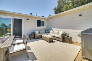 Outdoor dining - Pet-Friendly Monterey Home 2 Mi to Beach (Del Rey Oaks)