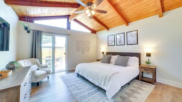 4 habitaciones, escritorio y tabla de planchar con plancha