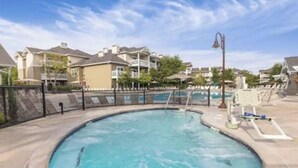 Una piscina circular con un letrero que indica ‘prohibido bucear’, un indicador de profundidad de 3 pies y una escalera de metal.