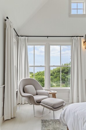 3 bedrooms, desk, iron/ironing board, travel cot