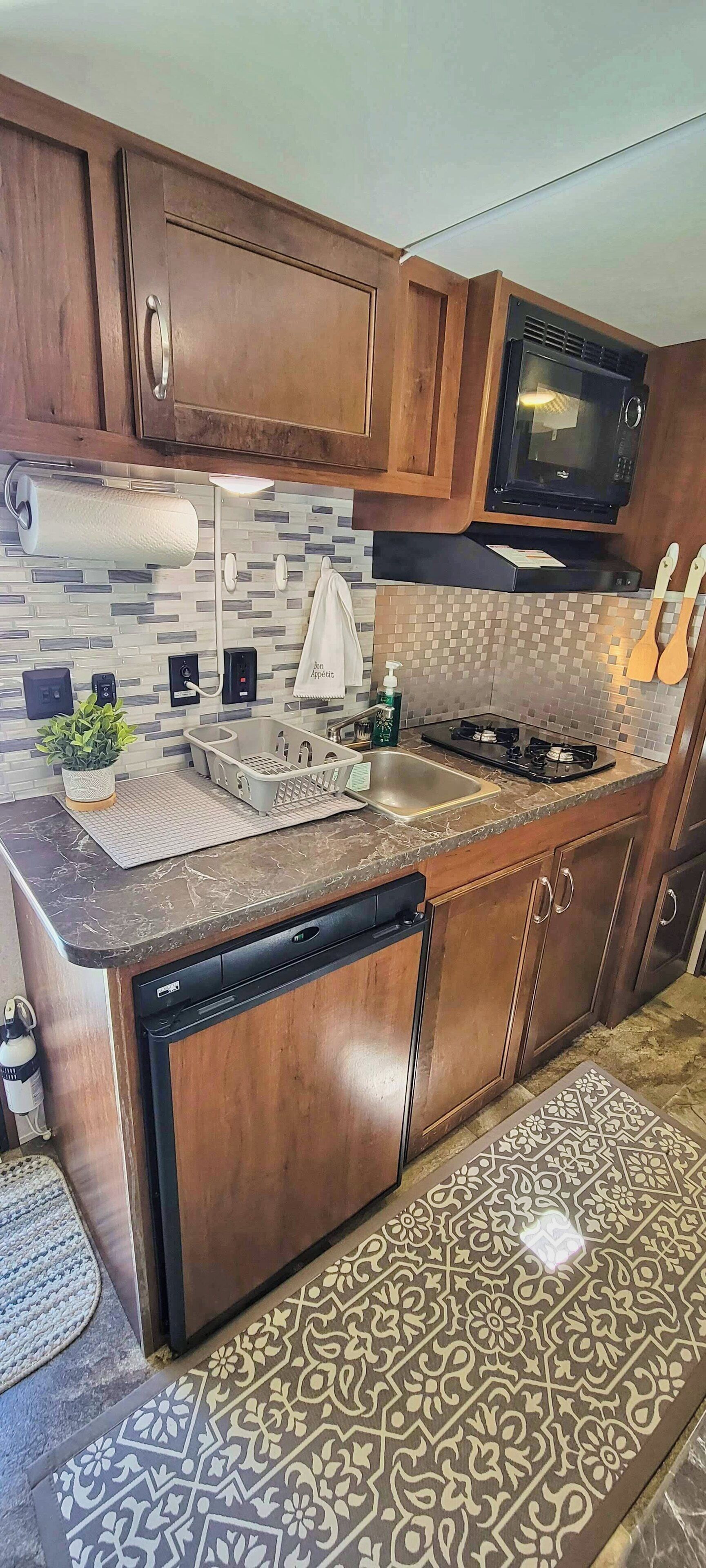 Mikrowelle, Wasserkocher mit Kaffee-/Teezubehör