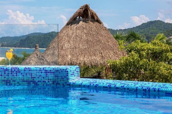 Utendørsbasseng og et oppvarmet basseng