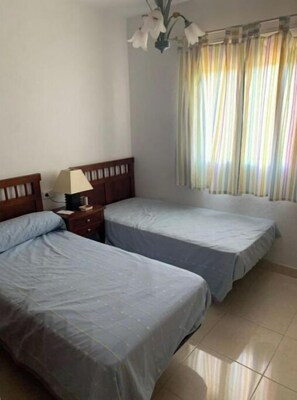 3 habitaciones, tabla de planchar con plancha, wifi y ropa de cama 