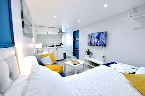 1 bedroom, desk - Cozy Studio Retreat In Vibrant Crystal Palace, (London)